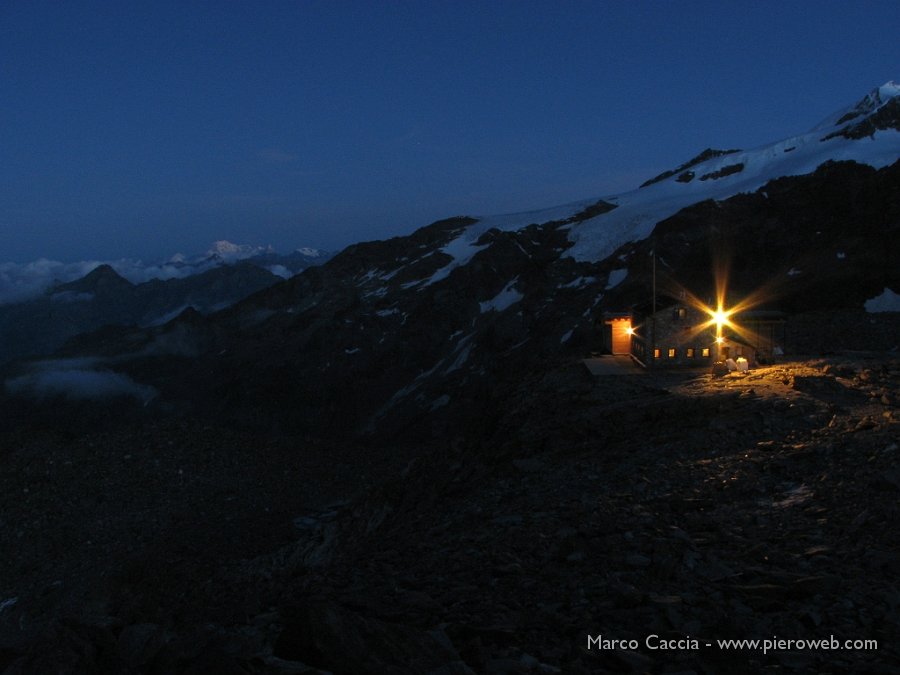 25_Primi raggi in vetta al Monte Bianco dal rif. Mantova.JPG